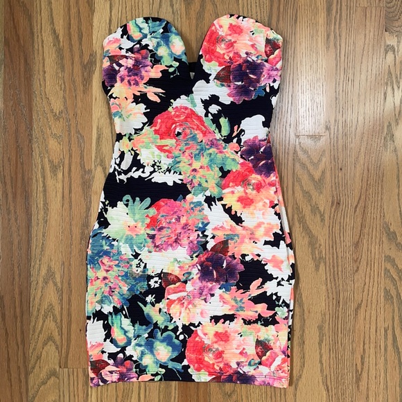 Sarah La Dresses & Skirts - Floral Bodycon Dress